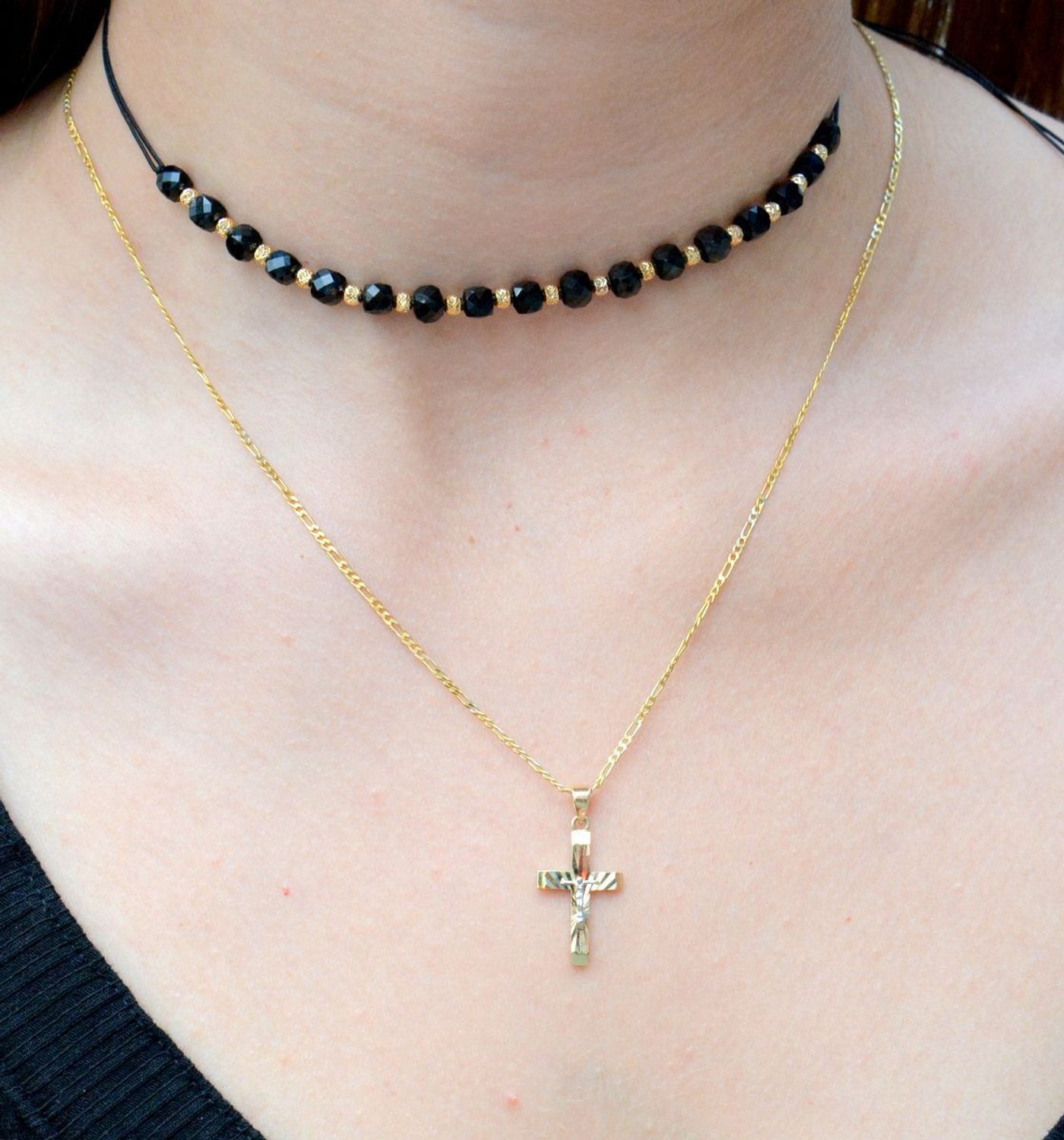 Złota zawieszka pr 333 krzyżyk z wizerunkiem Pana Jezusa ZA 5933 333. Piękny, złoty wisiorek w kształcie krzyża z wizerunkiem Pana Jezusa został wykonany ze złota próby 333. Krzyżyk ma kolor żółtego złota..jpg